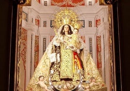 La Virgen del Carmen luce ya su camarín restaurado.