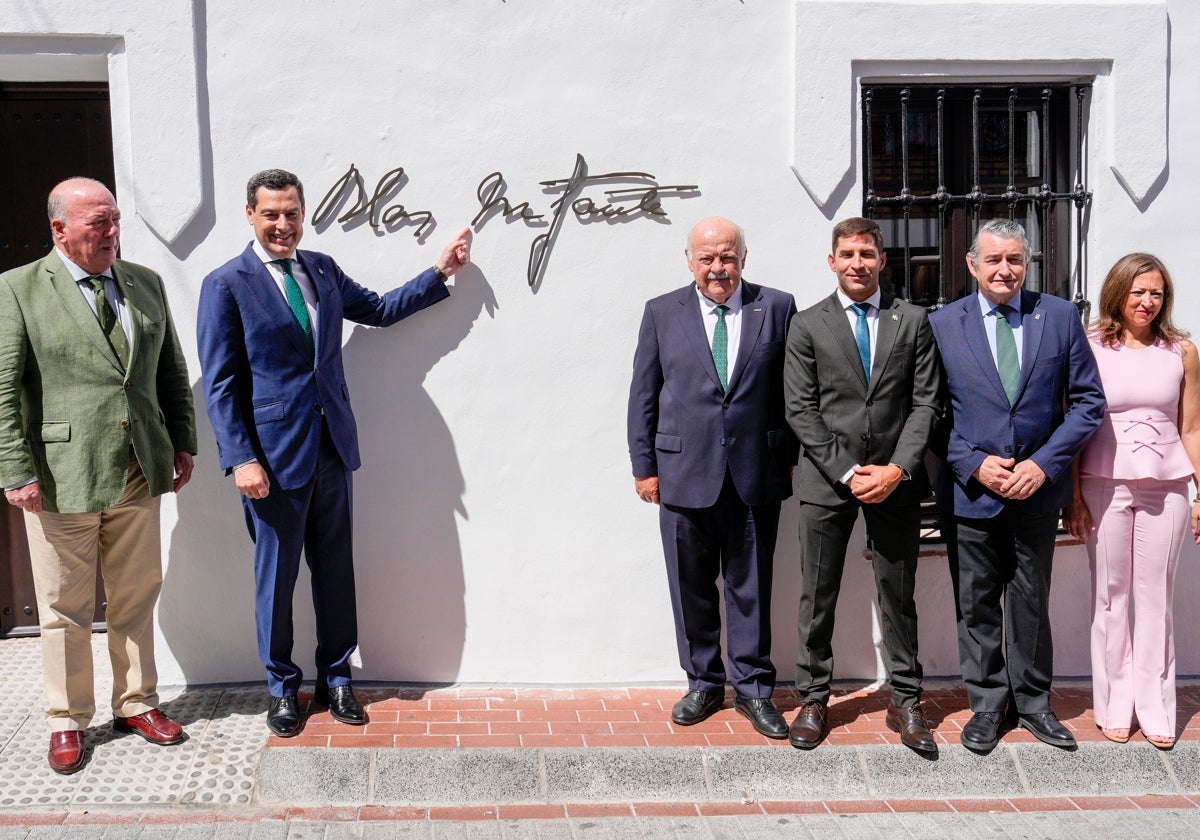 De izquierda a derecha, Javier Delmás, presidente de la Fundación Blas Infante; Juanma Moreno, presidente de la Junta; Jesús Aguirre, presidente del Parlamento andaluz y Juan Luis Villalón, alcalde de Casares junto a otras autoridades, en la casa natal de Blas Infante en Casares.