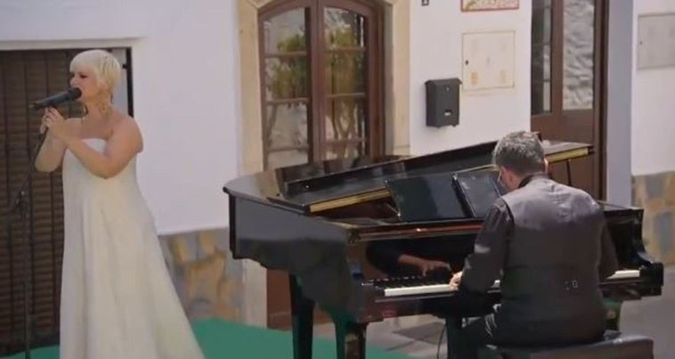 Así suena el Himno de Andalucía en la voz de Pasión Vega en Casares