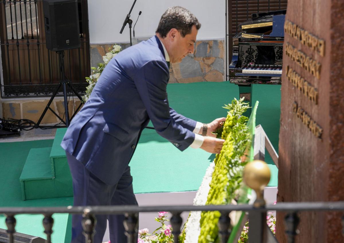 Imagen secundaria 1 - Juanma Moreno: «Defendemos lo que es justo para Andalucía y no podemos quedar callados cuando se privilegia a unos territorios»
