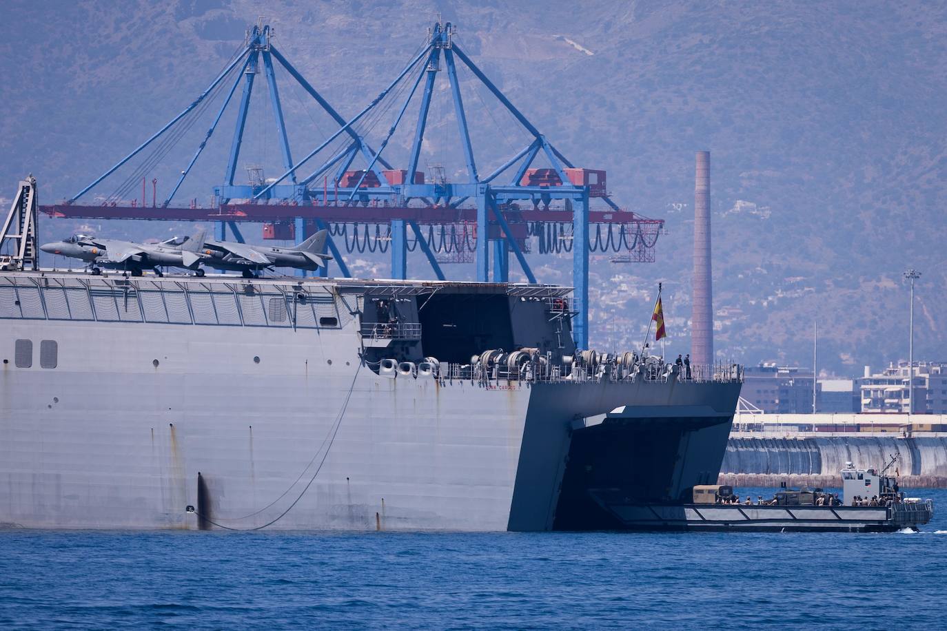 Los buques Juan Carlos I y Galicia, atracados en la bahía de Málaga