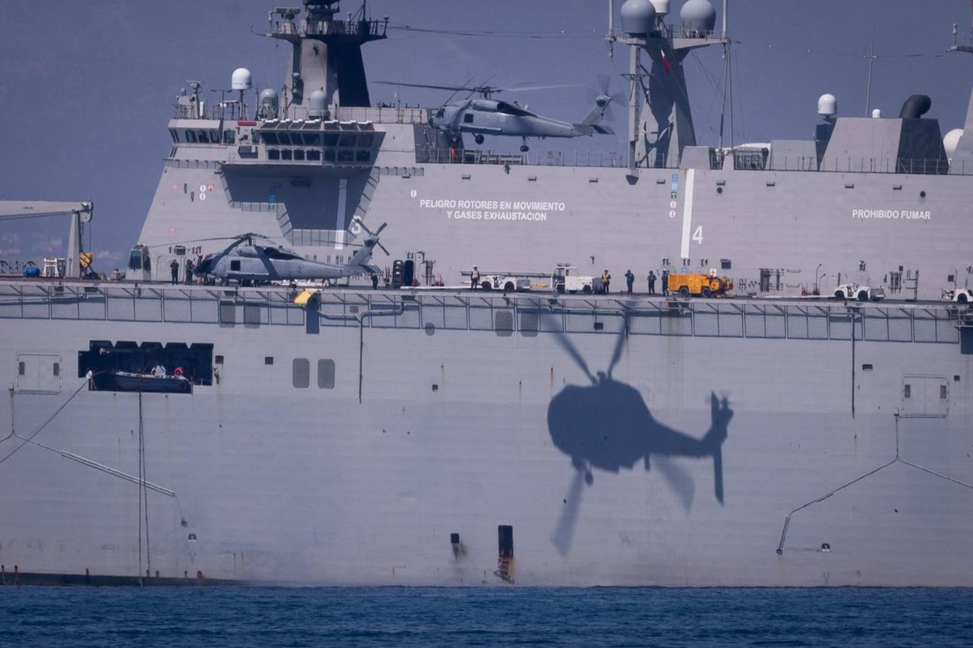 Los buques Juan Carlos I y Galicia, atracados en la bahía de Málaga