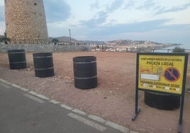 Obstáculos y señalización que impiden aparcar junto a la torre.