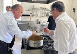 Barón y Briones en la cocina del colegio de San Juan en su visita de este lunes en Antequera