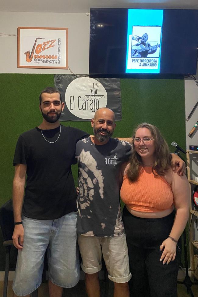El equipo de El Carajo: Ignacio Vázquez (en el centro) junto a su hija Ana y Dani.