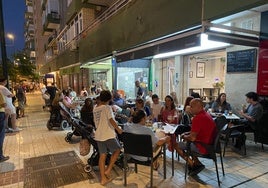 La terraza de El Carajo cuenta con un excelente ambiente durante las jornadas de verano.