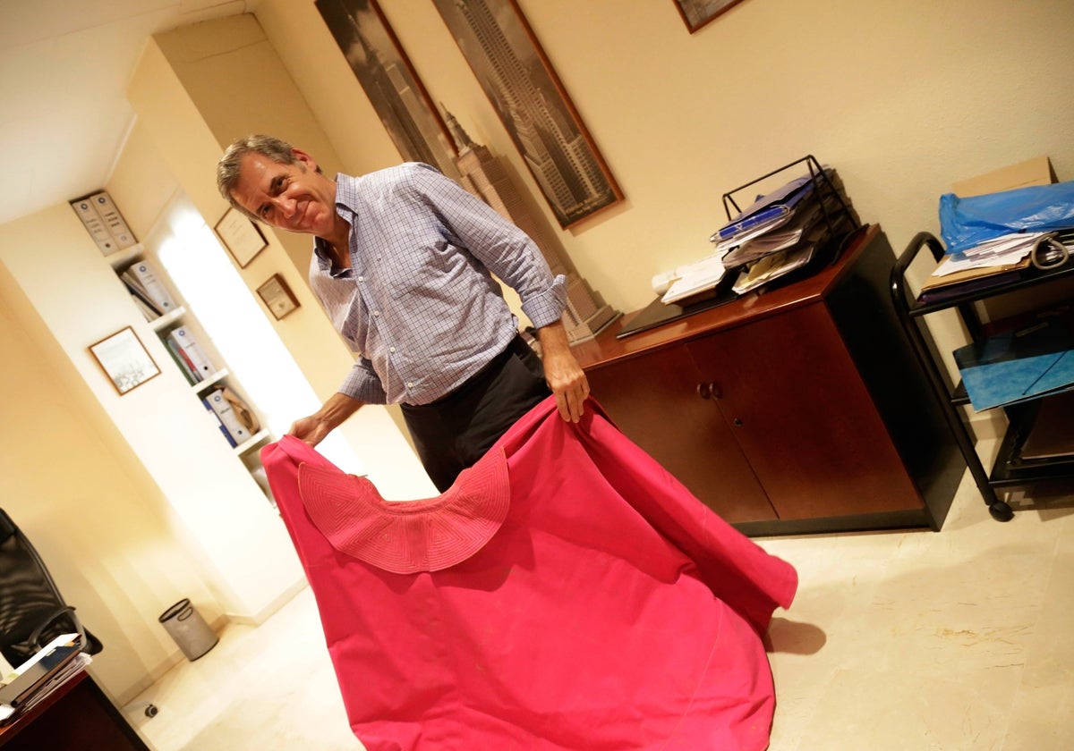 Morente, con un capote, en su despacho profesional en una imagen de archivo.