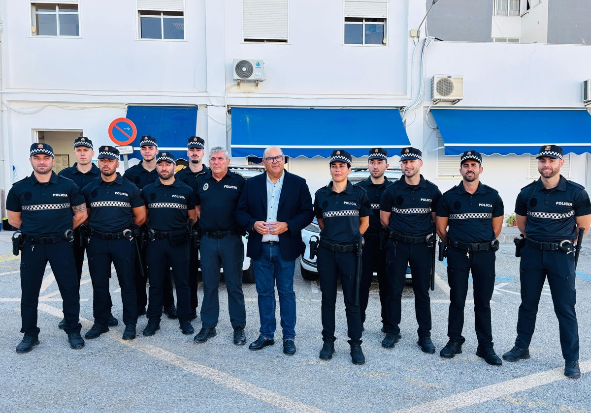 El alcalde veleño, Jesús Lupiáñez, y el jefe policial, Rafael Mora, este lunes con los nuevos efectivos.
