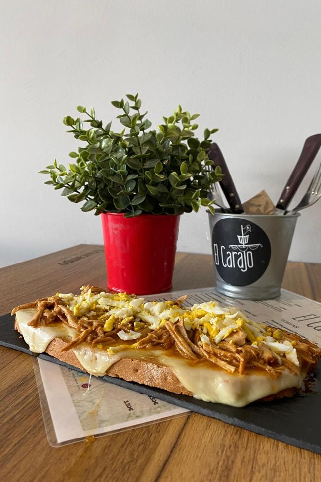 El Carajo cuenta con una amplia selección de tostas y montaditos.
