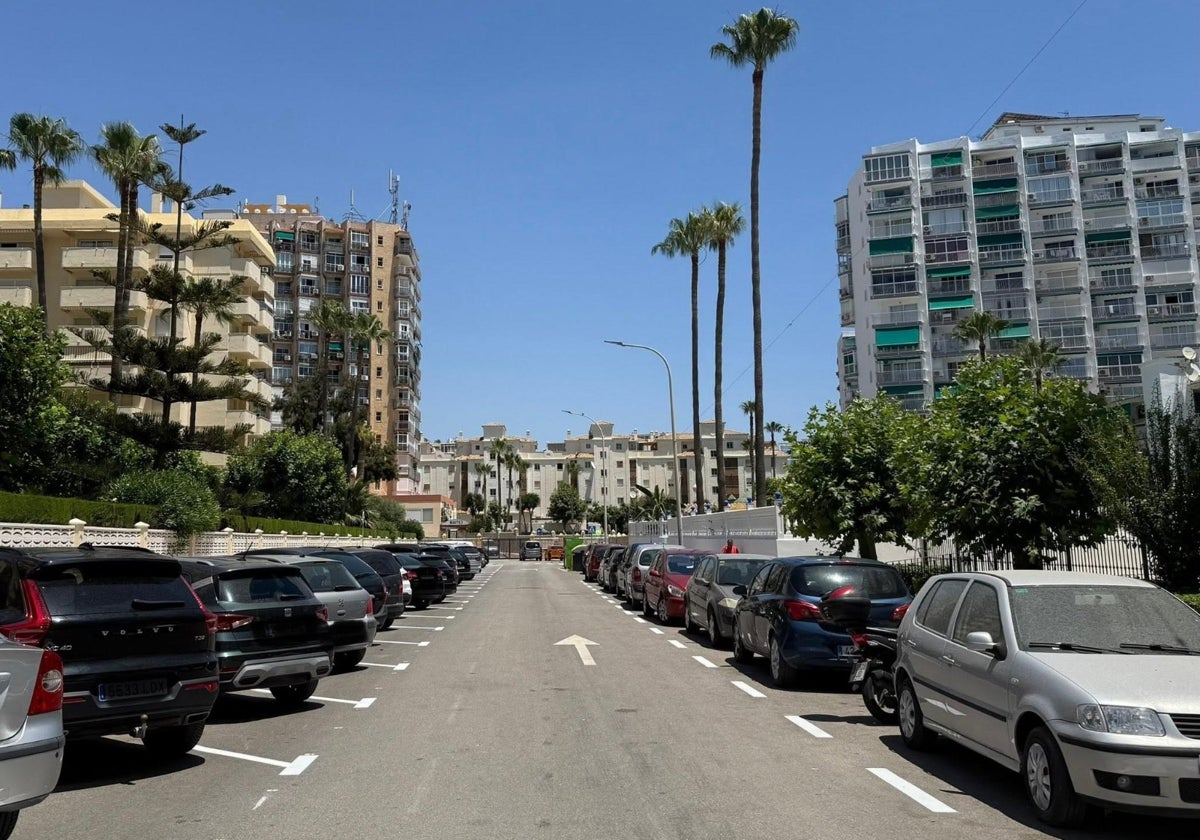 El sentido del tráfico se ha reordenado para lograr las nuevas plazas de aparcamiento.