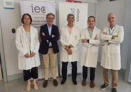 Doctores Silvia Fuertes y José Mateos, en el centro, con el director gerente y la Dirección Médica de Quirónsalud Málaga.