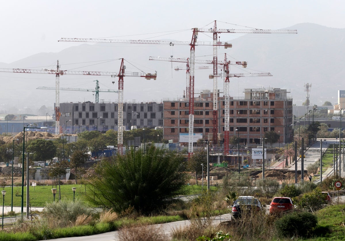 Construcción de viviendas al oeste del campus de Teatinos, en la capital.