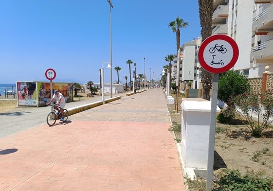Imagen de las nuevas señales en el paseo marítimo rinconero.
