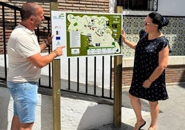 El alcalde canillero, Vicente Campos, con una de las nuevas señalizaciones.