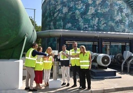 El presidente de la Junta de Andalucía, Juanma Moreno, probando agua desalada junto a otros responsables institucionales.