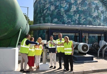 El presidente de la Junta de Andalucía, Juanma Moreno, probando agua desalada junto a otros responsables institucionales.