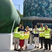El presidente de la Junta de Andalucía, Juanma Moreno, probando agua desalada junto a otros responsables institucionales.