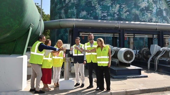 El presidente de la Junta de Andalucía, Juanma Moreno, probando agua desalada junto a otros responsables institucionales.