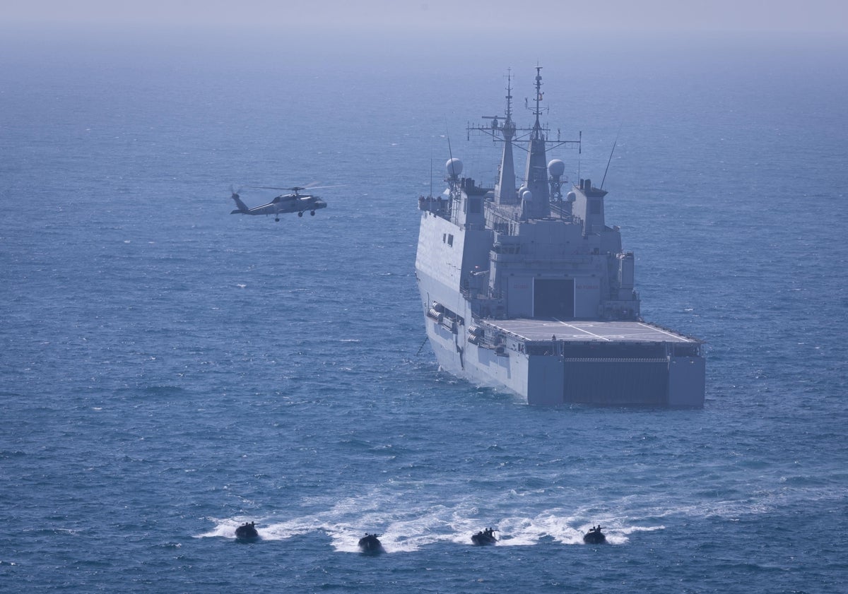 Imagen principal - Más imágenes del ejercicio que ha realizado la Armada en la playa de La Malagueta.