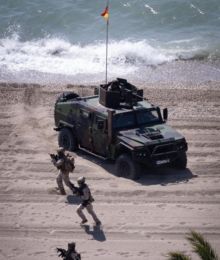 Imagen secundaria 2 - Más imágenes del ejercicio que ha realizado la Armada en la playa de La Malagueta.