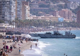 Momento en el que desembarca la Infantería de Marina, ante un numeroso público, en La Malagueta.