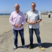 Los concejales Jesús Carlos Pérez Atencia y David Vilches, en una de las playas veleñas.