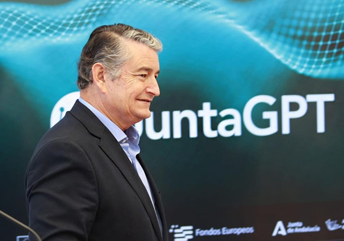 El consejero de la Presidencia, Antonio Sanz, en el acto de presentación del proyecto.