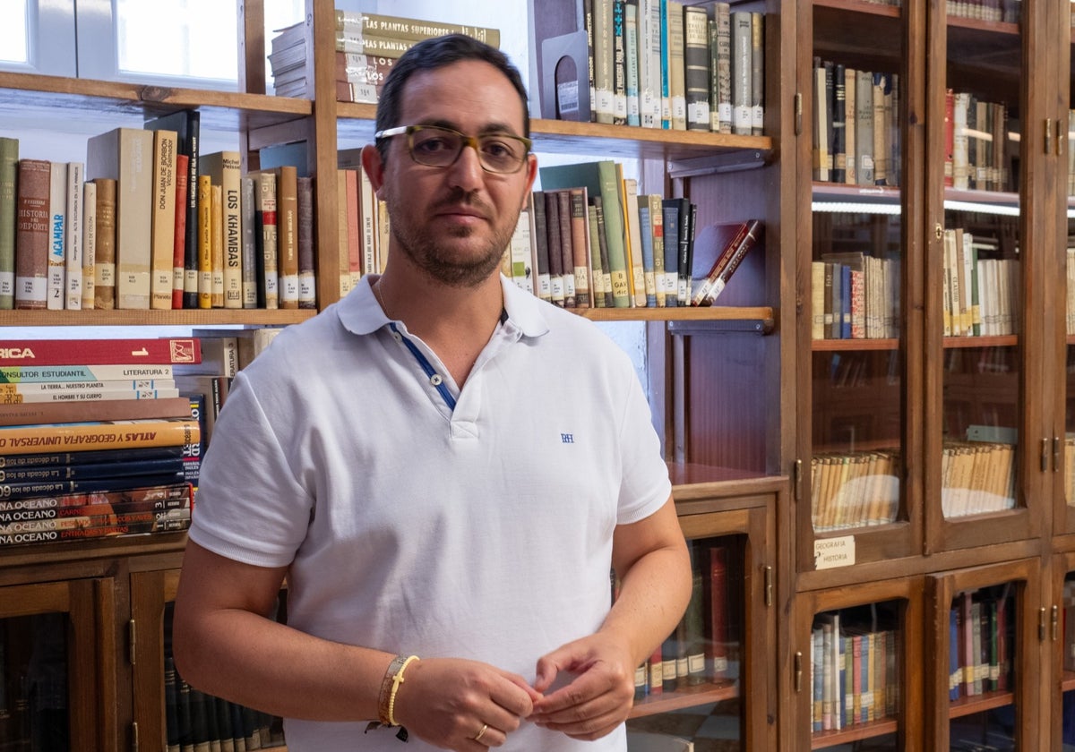 El concejal de Cultura, Pablo Garrido Liceras, en el archivo municipal.