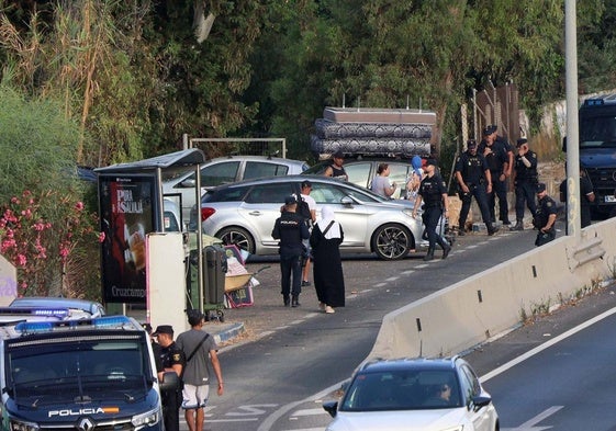 Fuerte despliegue policial para desalojar a los okupas del inmueble donde se levantará uno de los mayores hoteles de lujo de la Costa