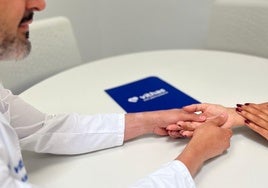 La hiperhidrosis se caracteriza por una sudoración excesiva en áreas como las manos.