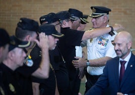 En la imagen, el comisario provincial, Enrique Barón, junto al subdelegado del Gobierno en Málaga, Javier Salas, en el último acto profesional antes de colgar el uniforme de la Policía Nacional.