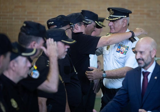En la imagen, el comisario provincial, Enrique Barón, junto al subdelegado del Gobierno en Málaga, Javier Salas, en el último acto profesional antes de colgar el uniforme de la Policía Nacional.