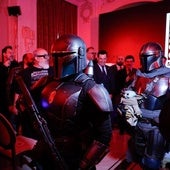 Tamar Navas y Álex de la Iglesia, junto a personajes de 'Star Wars', en la presentación de la San Diego Comic-Con Málaga.