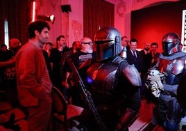Tamar Navas y Álex de la Iglesia, junto a personajes de 'Star Wars', en la presentación de la San Diego Comic-Con Málaga.