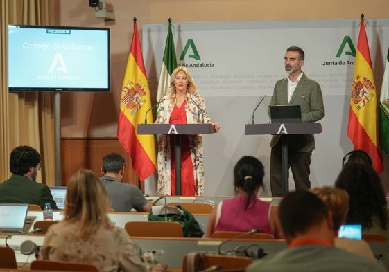 Los consejeros Carolina España y Ramón Fernández-Pacheco, tras el Consejo de Gobierno de este miércoles.