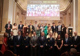 Foto de familia con los becados, responsables de la Utamed y de la Fundación Unicaja, además de representantes empresariales.