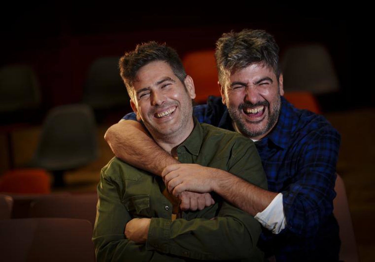 David Muñoz abraza a su hermano José, con el que muestra sintonía tanto dentro como fuera del escenario.