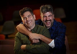 David Muñoz abraza a su hermano José, con el que muestra sintonía tanto dentro como fuera del escenario.