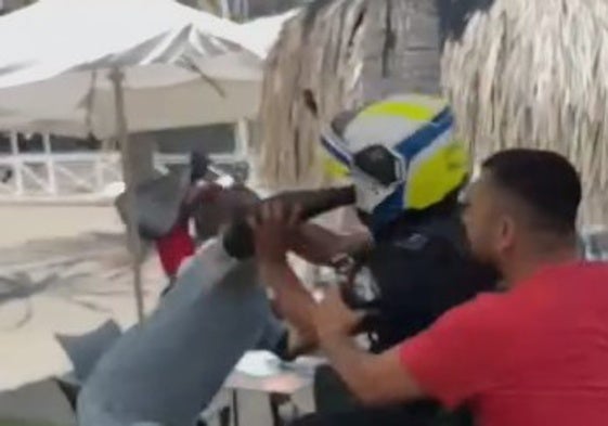Un mantero propina un puñetazo a un policía cuando le intervenía la mercancía en Marbella