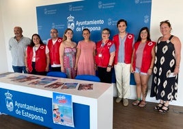 Miembros de Cruz Roja Estepona junto a representantes del Ayuntamiento, durante la presentación de la campaña de este verano.