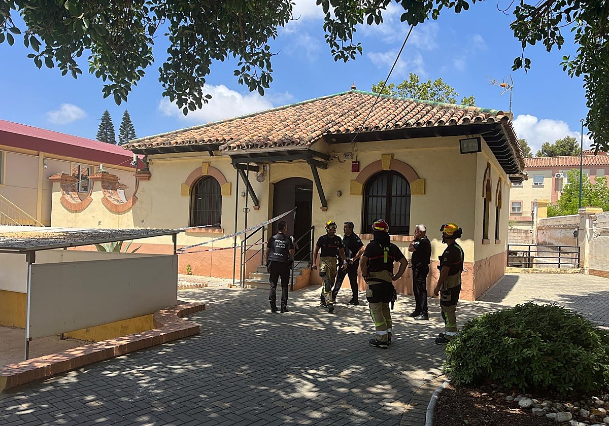 Denuncian la caída de cascotes a la entrada del vestuario de la jefatura de la Policía Local en Cruz de Humilladero