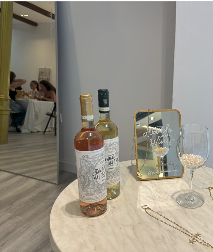 Imagen secundaria 2 - La joven malagueña que trae &#039;Jewels&amp;Wine&#039; al Centro de Málaga: el plan que arrasa en Madrid y Barcelona
