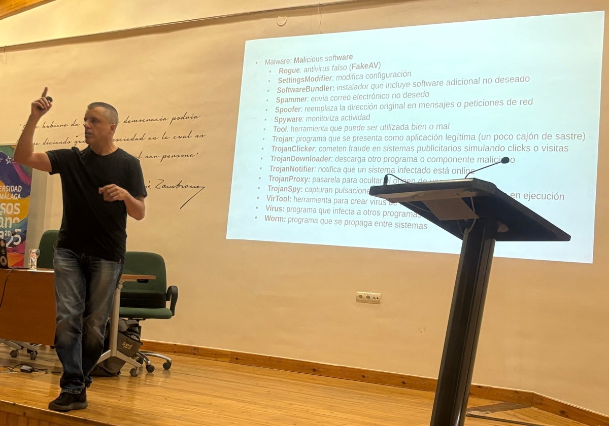 El ingeniero de ciberseguridad de Google, este jueves en su conferencia en Vélez-Málaga.