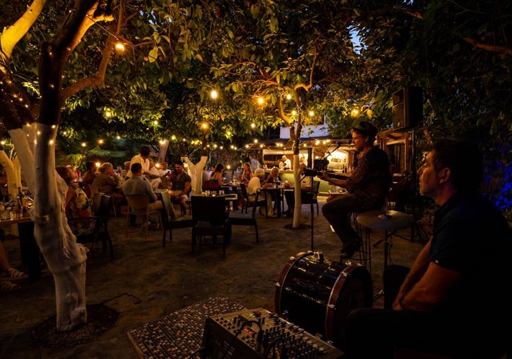 Terraza de Le Patio, durante una actuación de música en directo.