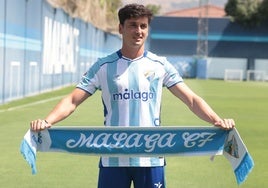 Carlos Dotor posa este jueves con la indumentaria blanquiazul y una bufanda del Málaga.
