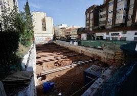 Obras para dos sótanos de aparcamiento sobre los que se levantará el edificio.