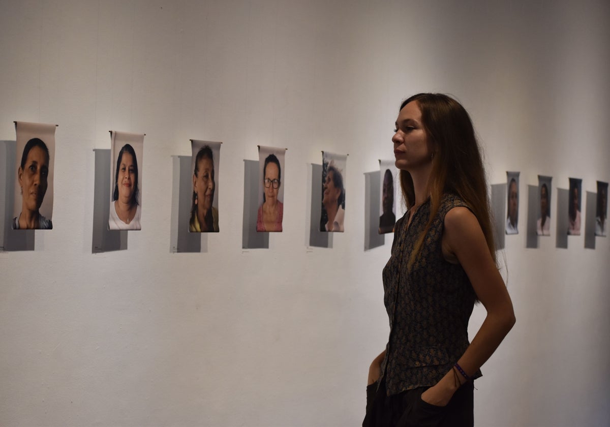 Panamá Díaz, frente a su exposición en el Ateneo de Málaga.
