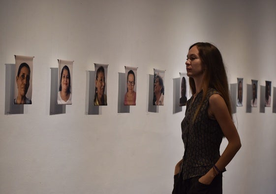 Panamá Díaz, frente a su exposición en el Ateneo de Málaga.