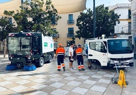Imagen de los dos nuevos dispositivos de limpieza en Vélez-Málaga.