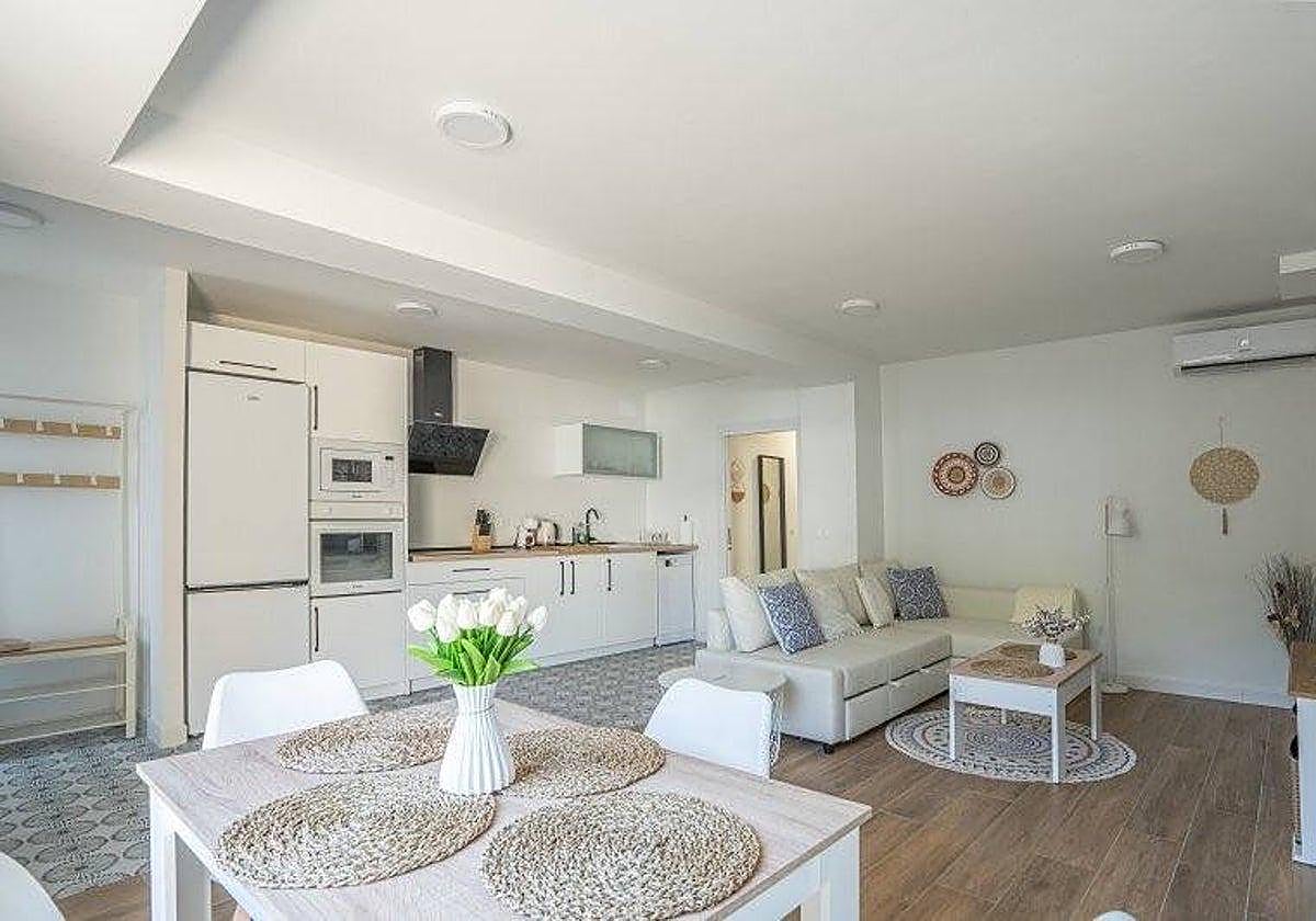 Abrelatas, exprimidor, alfombra de baño lavable: este es el equipamiento mínimo obligatorio en las viviendas turísticas en Andalucía